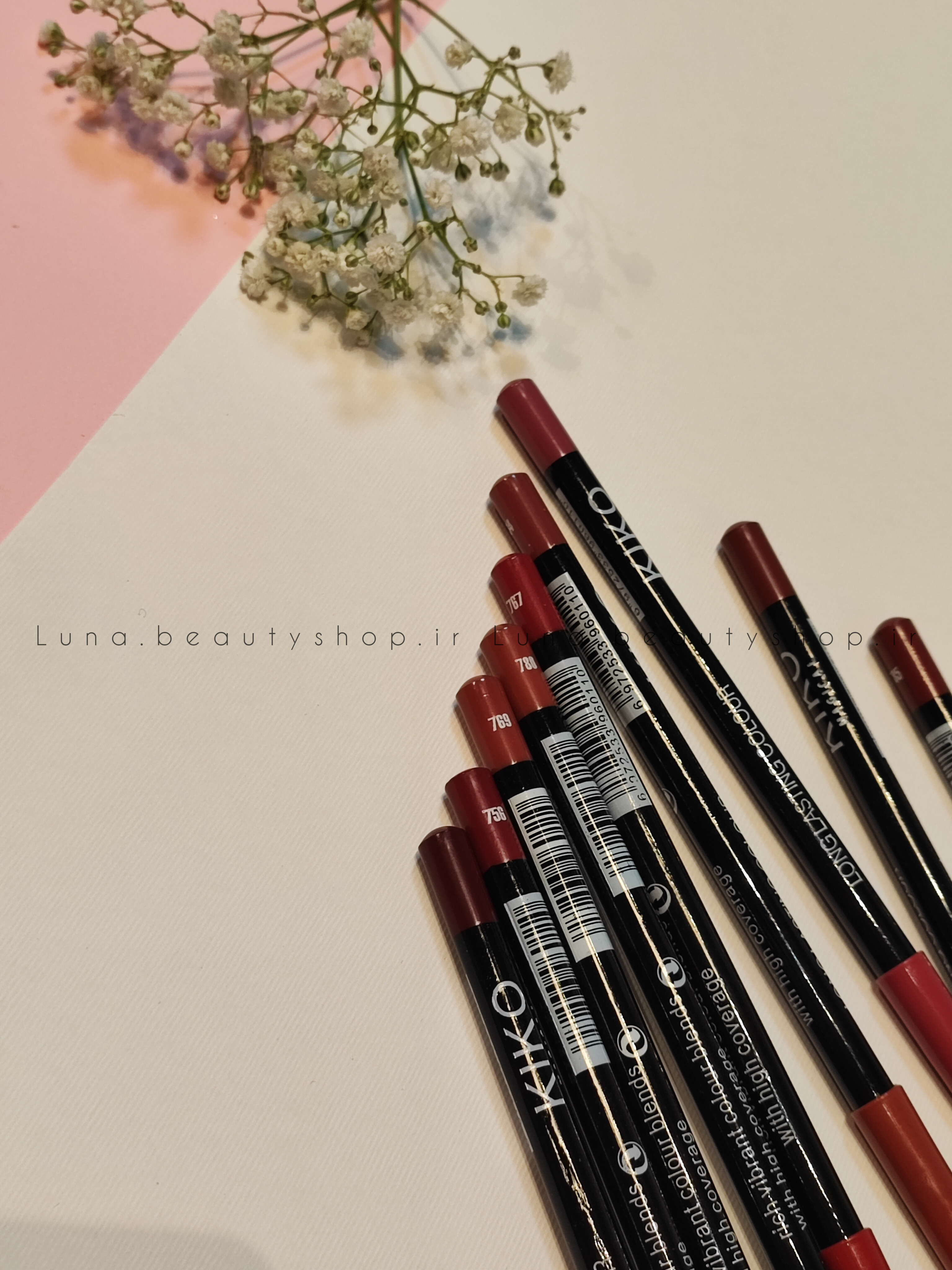مداد لب کیکو خط لب کیکو (Kiko Milano Lip Liner)  خط لب کیکو، ابزار ایده‌آل شما برای ایجاد فرم دلخواه و جلوگیری از پخش شدن رژ لب است. با بافت نرم و رنگدانه‌های غنی، خط لبی دقیق و زیبا ترسیم کنید و به لب‌هایتان عمق و بعد ✏️ ایجاد خطی دقیق و بدون ریزش 😍 پوشش‌دهی عالی و جلوگیری از پخش شدن رژ لب ✨️ بافت نرم و روان برای کشیدن آسان ⏳ ماندگاری بالا 🌈 رنگ‌های متنوع هماهنگ با رژ لب‌های کیکو