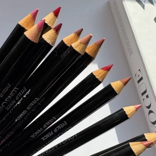 مداد لب کیکو خط لب کیکو (Kiko Milano Lip Liner) خط لب کیکو، ابزار ایدهآل شما برای ایجاد فرم دلخواه و جلوگیری از پخش شدن رژ لب است. با بافت نرم و رنگدانههای غنی، خط لبی دقیق و زیبا ترسیم کنید و به لبهایتان عمق و بعد ✏️ ایجاد خطی دقیق و بدون ریزش 😍 پوششدهی عالی و جلوگیری از پخش شدن رژ لب ✨️ بافت نرم و روان برای کشیدن آسان ⏳ ماندگاری بالا 🌈 رنگهای متنوع هماهنگ با رژ لبهای کیکو