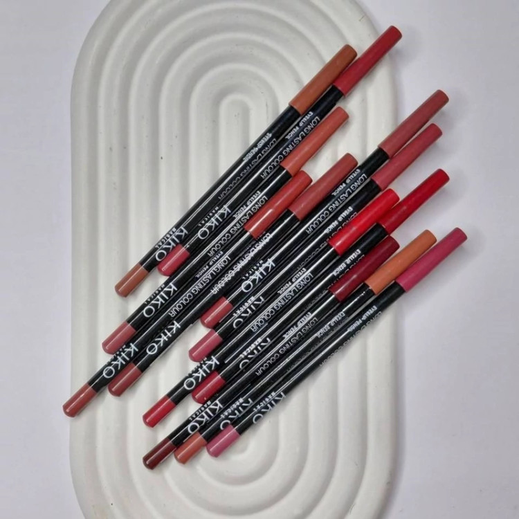 مداد لب کیکو خط لب کیکو (Kiko Milano Lip Liner) خط لب کیکو، ابزار ایدهآل شما برای ایجاد فرم دلخواه و جلوگیری از پخش شدن رژ لب است. با بافت نرم و رنگدانههای غنی، خط لبی دقیق و زیبا ترسیم کنید و به لبهایتان عمق و بعد ✏️ ایجاد خطی دقیق و بدون ریزش 😍 پوششدهی عالی و جلوگیری از پخش شدن رژ لب ✨️ بافت نرم و روان برای کشیدن آسان ⏳ ماندگاری بالا 🌈 رنگهای متنوع هماهنگ با رژ لبهای کیکو