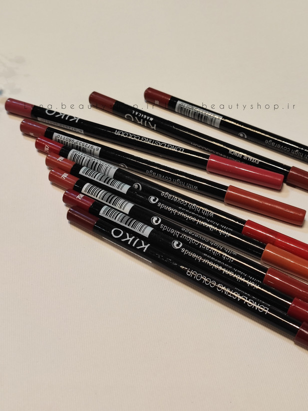 مداد لب کیکو خط لب کیکو (Kiko Milano Lip Liner) خط لب کیکو، ابزار ایدهآل شما برای ایجاد فرم دلخواه و جلوگیری از پخش شدن رژ لب است. با بافت نرم و رنگدانههای غنی، خط لبی دقیق و زیبا ترسیم کنید و به لبهایتان عمق و بعد ✏️ ایجاد خطی دقیق و بدون ریزش 😍 پوششدهی عالی و جلوگیری از پخش شدن رژ لب ✨️ بافت نرم و روان برای کشیدن آسان ⏳ ماندگاری بالا 🌈 رنگهای متنوع هماهنگ با رژ لبهای کیکو