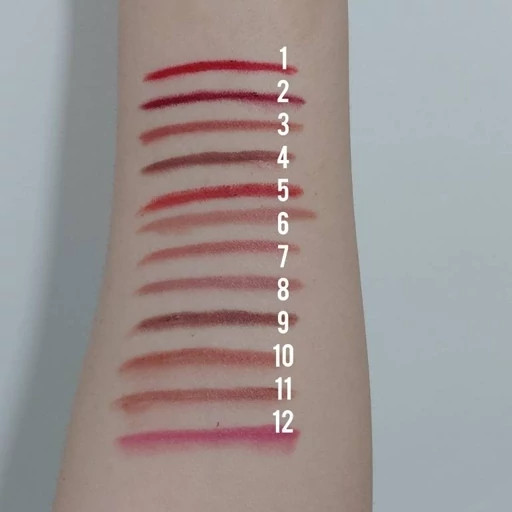 مداد لب کیکو خط لب کیکو (Kiko Milano Lip Liner) خط لب کیکو، ابزار ایدهآل شما برای ایجاد فرم دلخواه و جلوگیری از پخش شدن رژ لب است. با بافت نرم و رنگدانههای غنی، خط لبی دقیق و زیبا ترسیم کنید و به لبهایتان عمق و بعد ✏️ ایجاد خطی دقیق و بدون ریزش 😍 پوششدهی عالی و جلوگیری از پخش شدن رژ لب ✨️ بافت نرم و روان برای کشیدن آسان ⏳ ماندگاری بالا 🌈 رنگهای متنوع هماهنگ با رژ لبهای کیکو